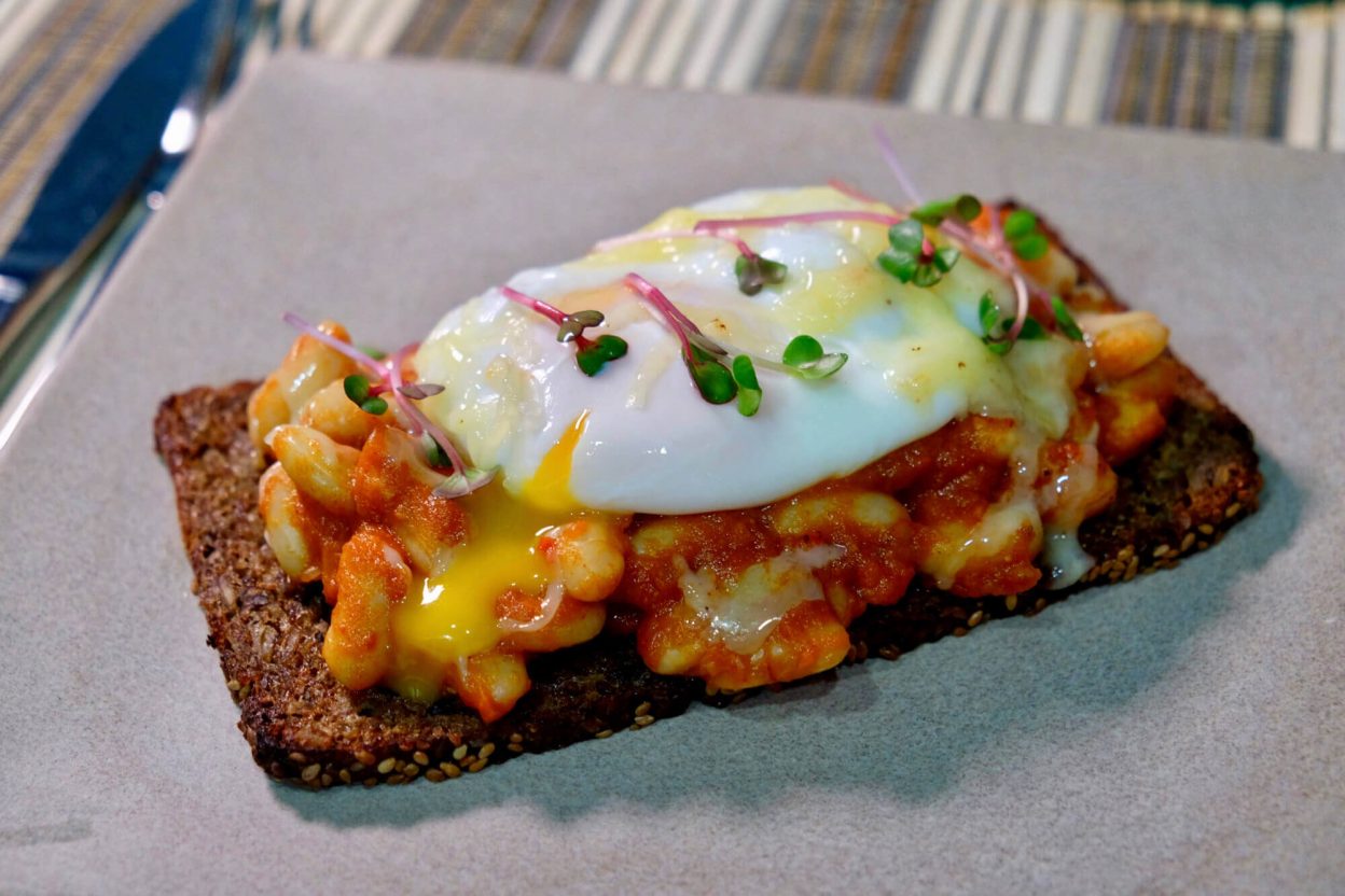 Homemade baked beans and eggs on toast delectabilia