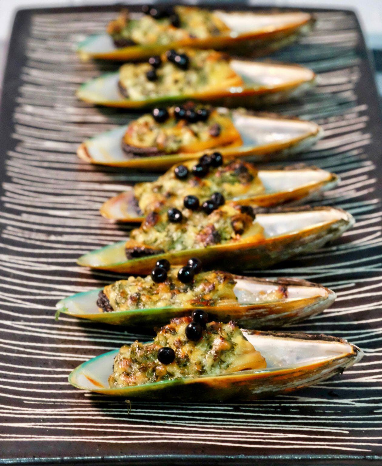 Mussels grilled with roast garlic and butter - delectabilia