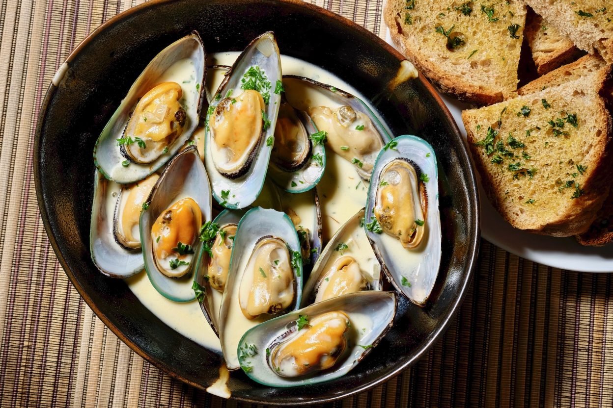 NZ Mussels Steamed in Wine and Garlic delectabilia