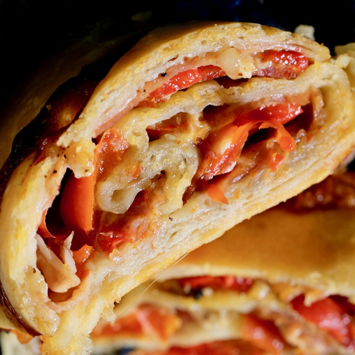 How to make stromboli with red peppers and pancetta - delectabilia